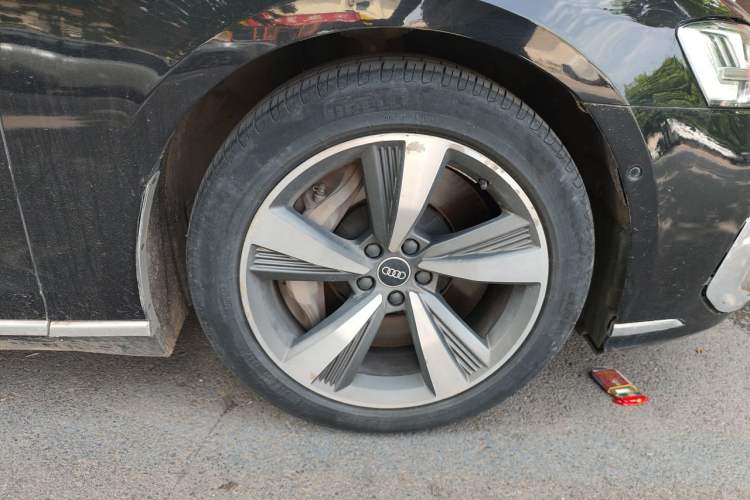 Used Audi A8 New Energy 2022 A8L 60 TFSIe quattro Collection Edition Right Front Wheel Hub
