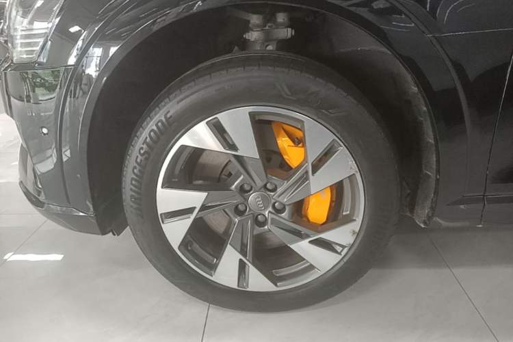 Used Audi e-tron 2019 55 quattro Technology Edition Left Front Wheel Hub