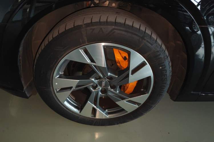 Used Audi e-tron 2019 55 quattro Technology Edition Left Front Wheel Hub