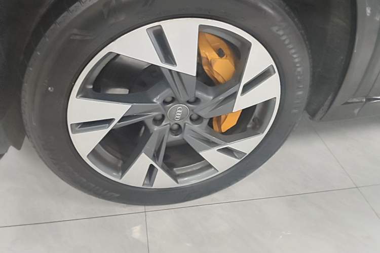 Used Audi e-tron 2019 55 quattro Fashion Edition Left Front Wheel Hub
