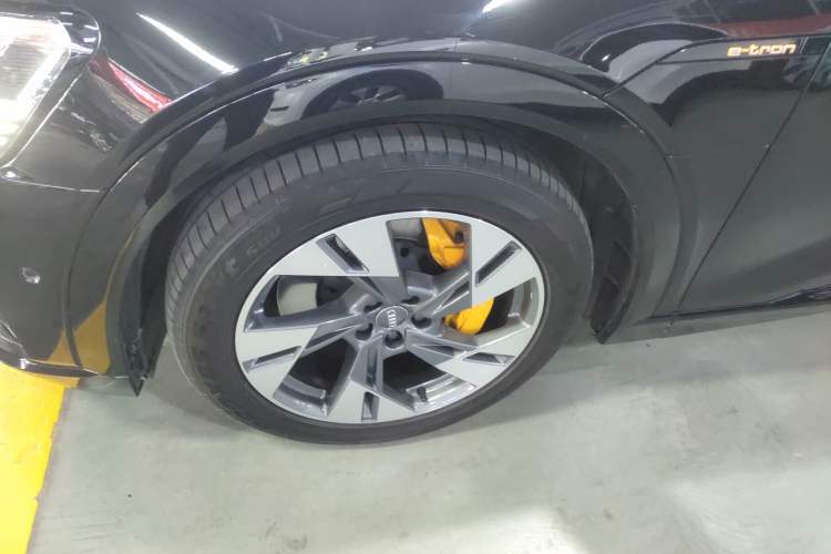 Used Audi e-tron 2019 55 quattro Technology Edition Left Front Wheel Hub