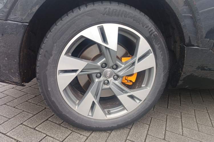 Used Audi e-tron 2019 55 quattro Fashion Edition Right Front Wheel Hub