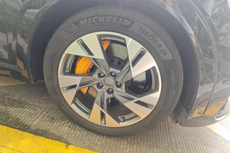 Used Audi e-tron 2019 55 quattro Fashion Edition Right Front Wheel Hub