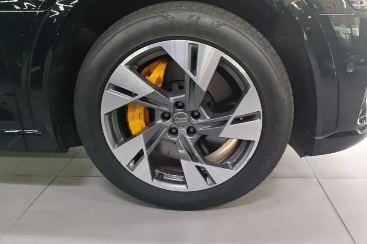 Used Audi e-tron 2019 55 quattro Technology Edition Right Front Wheel Hub