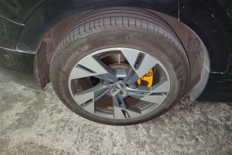 Used Audi e-tron 2019 55 quattro Fashion Edition Right Front Wheel Hub
