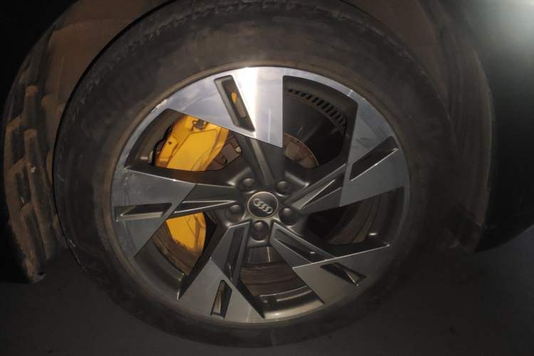 Used Audi e-tron 2019 55 quattro Technology Edition Right Front Wheel Hub