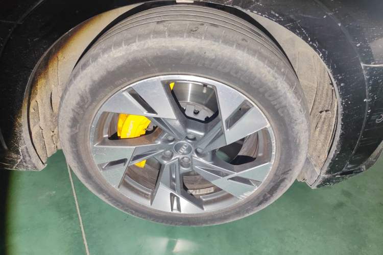 Used Audi e-tron 2019 55 quattro Technology Edition Right Front Wheel Hub