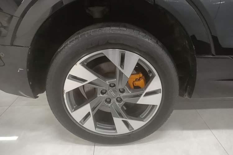 Used Audi e-tron 2019 55 quattro Technology Edition Right Rear Wheel Hub
