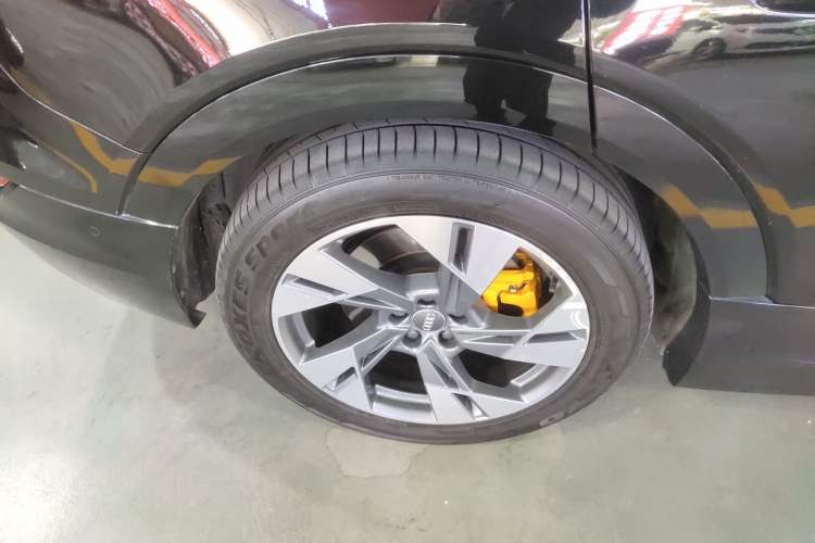 Used Audi e-tron 2019 55 quattro Technology Edition Right Rear Wheel Hub