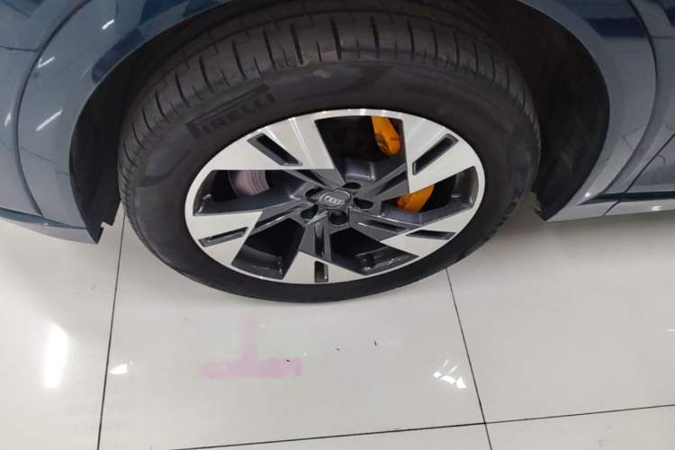Used Audi e-tron 2019 55 quattro Fashion Edition Left Front Wheel Hub