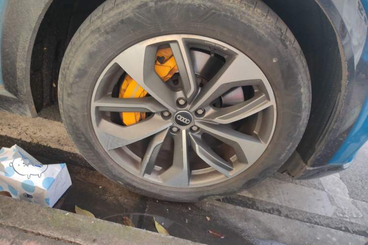 Used Audi e-tron 2019 55 quattro Global Limited Edition Edition 1 Right Front Wheel Hub