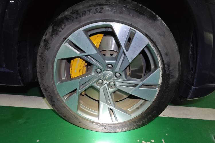 Used Audi e-tron 2019 55 quattro Technology Edition Right Front Wheel Hub