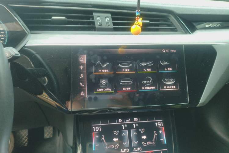 Used Audi e-tron 2019 55 quattro Technology Edition Audio And AC Panel