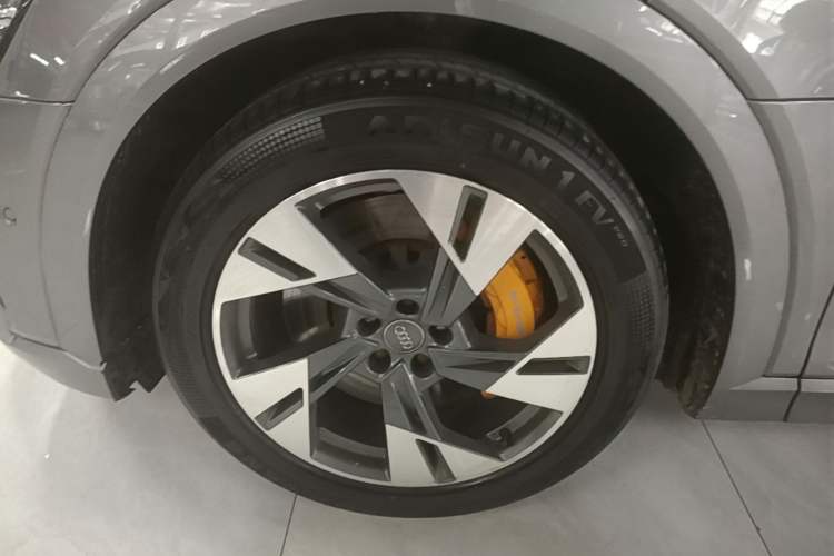 Used Audi e-tron 2019 55 quattro Technology Edition Left Front Wheel Hub