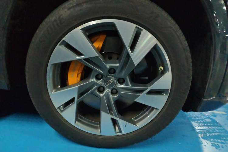 Used Audi e-tron 2019 55 quattro Fashion Edition Right Front Wheel Hub