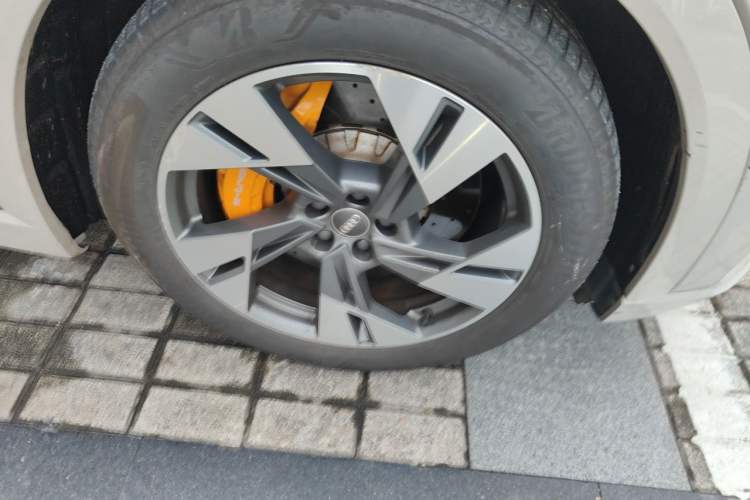 Used Audi e-tron 2019 55 quattro Technology Edition Right Front Wheel Hub