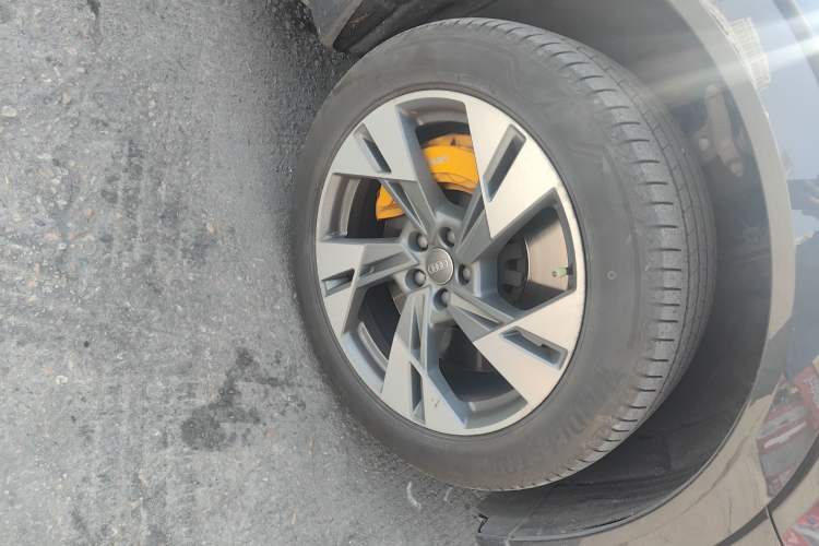 Used Audi e-tron 2019 55 quattro Fashion Edition Right Front Wheel Hub