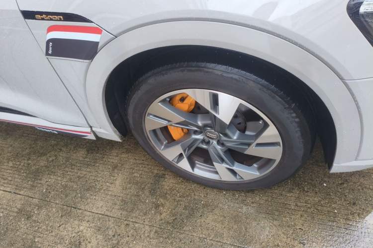 Used Audi e-tron 2019 55 quattro Technology Edition Right Front Wheel Hub