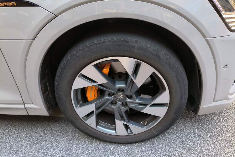 Used Audi e-tron 2019 55 quattro Technology Edition Right Front Wheel Hub