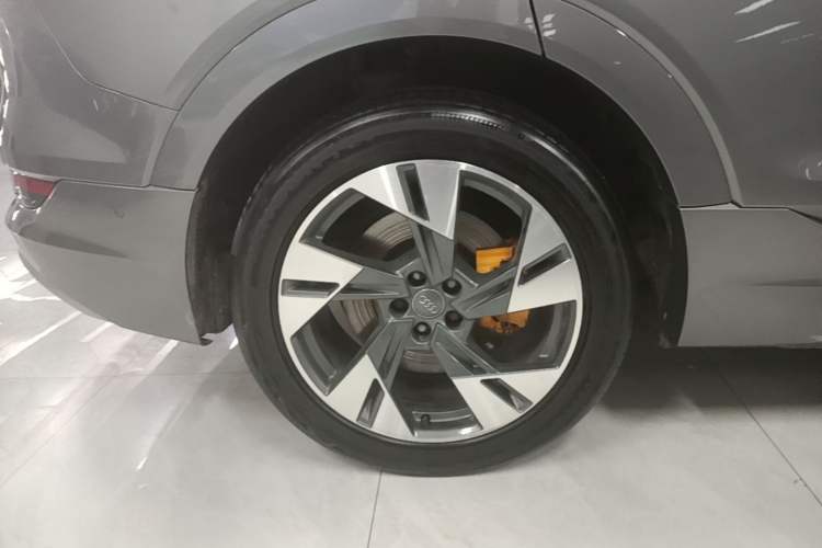 Used Audi e-tron 2019 55 quattro Technology Edition Right Rear Wheel Hub