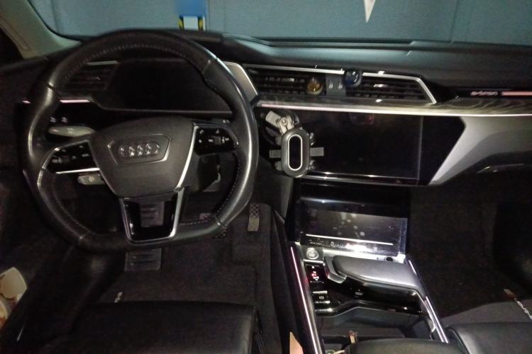 Used Audi e-tron 2019 55 quattro Exclusive Edition Center Console