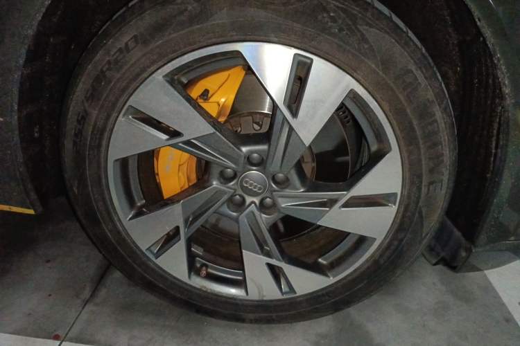 Used Audi e-tron 2019 55 quattro Exclusive Edition Right Front Wheel Hub