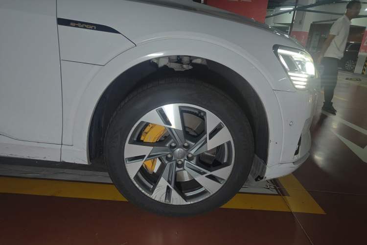 Used Audi e-tron 2019 55 quattro Technology Edition Right Front Wheel Hub
