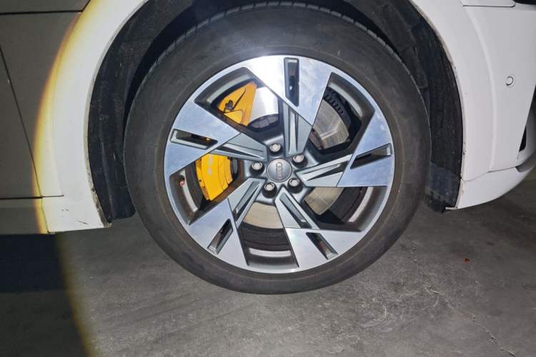 Used Audi e-tron 2019 55 quattro Technology Edition Right Front Wheel Hub