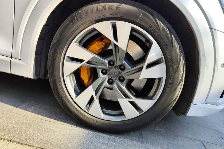 Used Audi e-tron 2019 55 quattro Technology Edition Right Front Wheel Hub