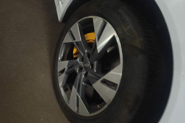 Used Audi e-tron 2019 55 quattro Fashion Edition Right Front Wheel Hub