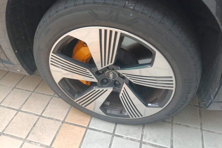 Used Audi e-tron  Right Front Wheel Hub
