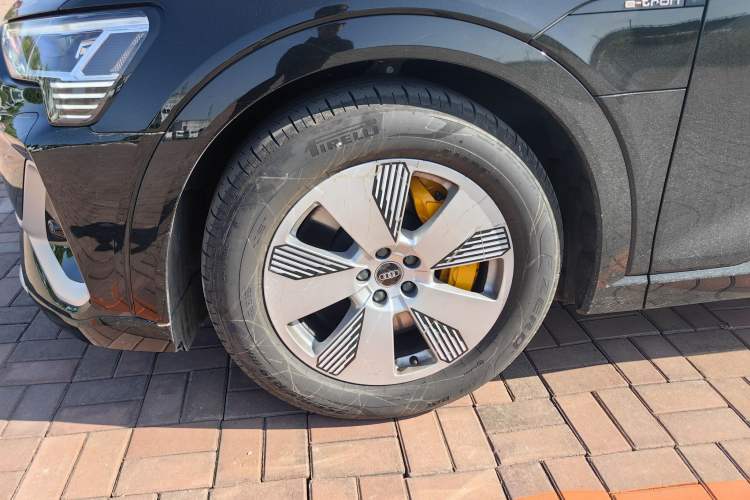 Used Audi e-tron 2021 50 quattro Luxury Edition Left Front Wheel Hub