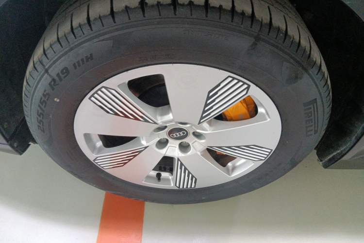 Used Audi e-tron 2021 50 quattro Luxury Edition Left Front Wheel Hub