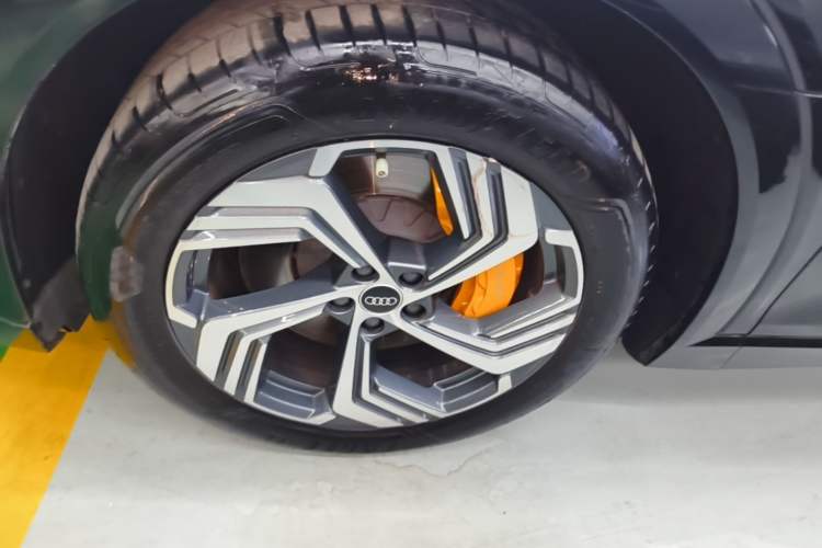 Used Audi e-tron 2021 50 quattro Prestige Edition Left Front Wheel Hub