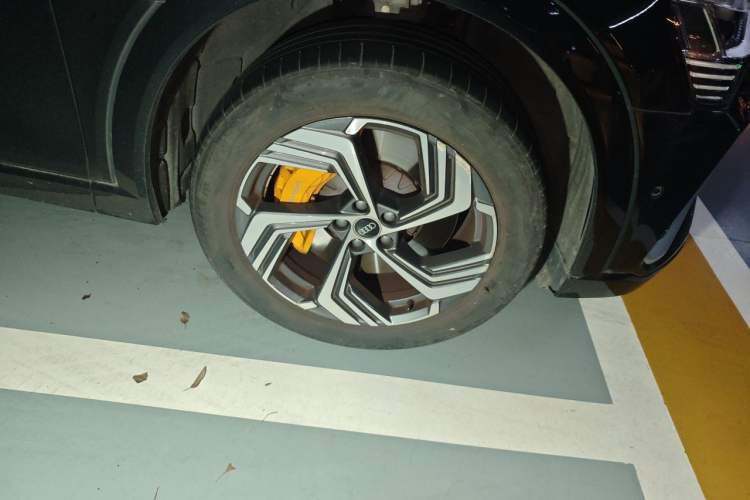 Used Audi e-tron 2021 50 quattro Luxury Edition Right Front Wheel Hub
