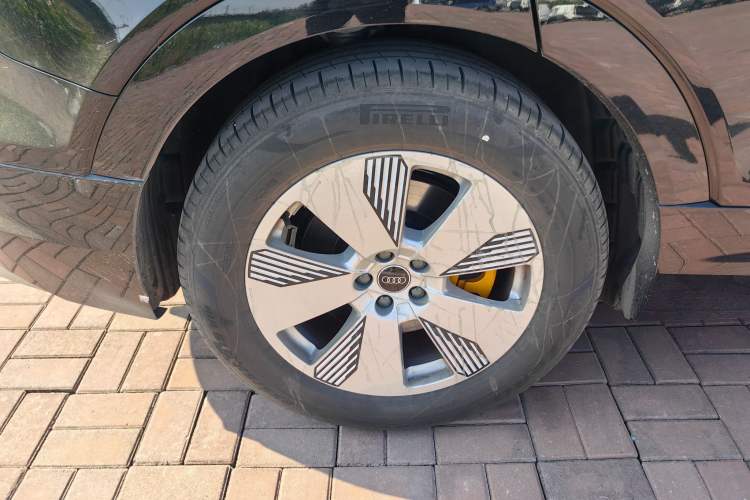 Used Audi e-tron 2021 50 quattro Luxury Edition Right Rear Wheel Hub