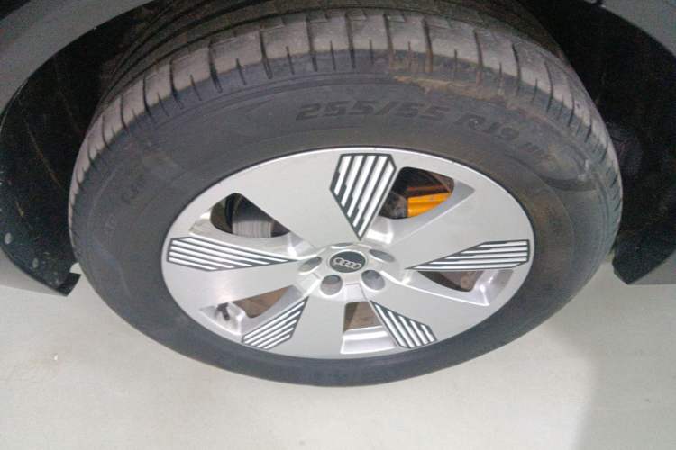 Used Audi e-tron 2021 50 quattro Luxury Edition Right Rear Wheel Hub