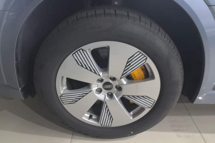 Used Audi e-tron 2021 50 quattro Luxury Edition Left Front Wheel Hub