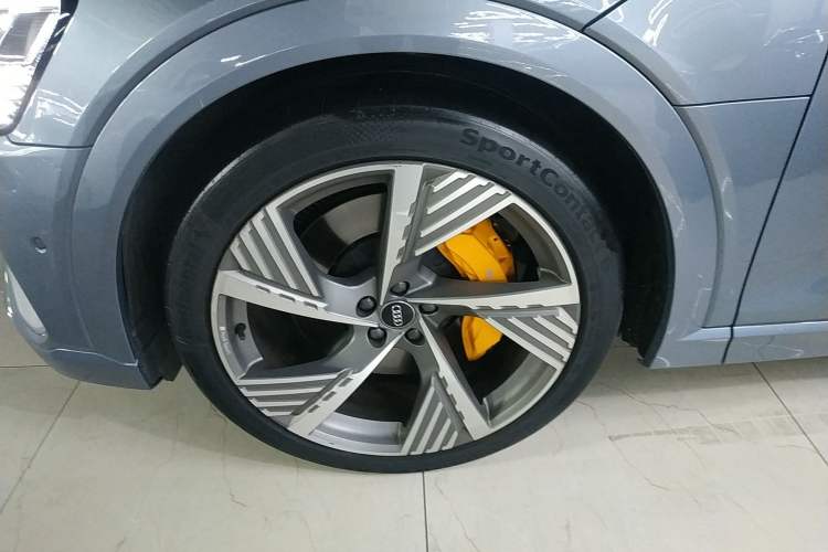 Used Audi e-tron 2021 50 quattro Prestige Edition Left Front Wheel Hub
