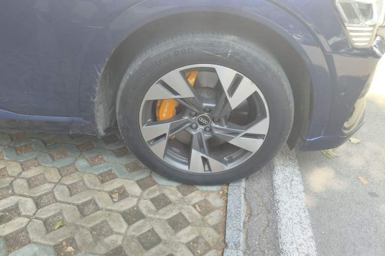 Used Audi e-tron 2021 Sportback 55 quattro Luxury Edition Right Front Wheel Hub