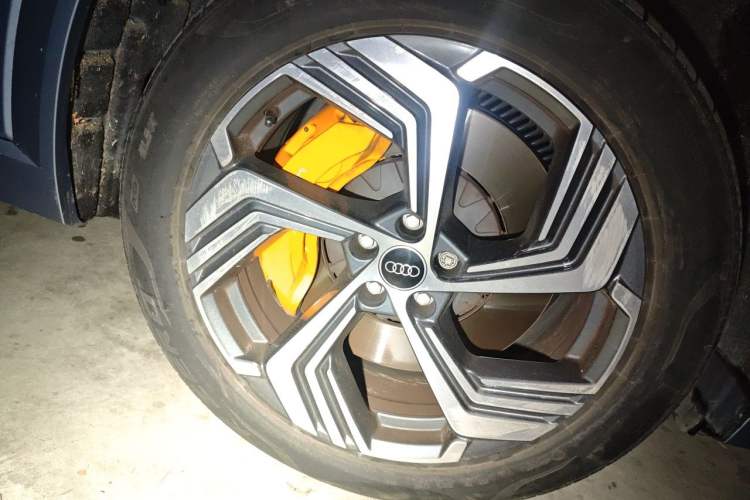 Used Audi e-tron 2021 50 quattro Prestige Edition Right Front Wheel Hub