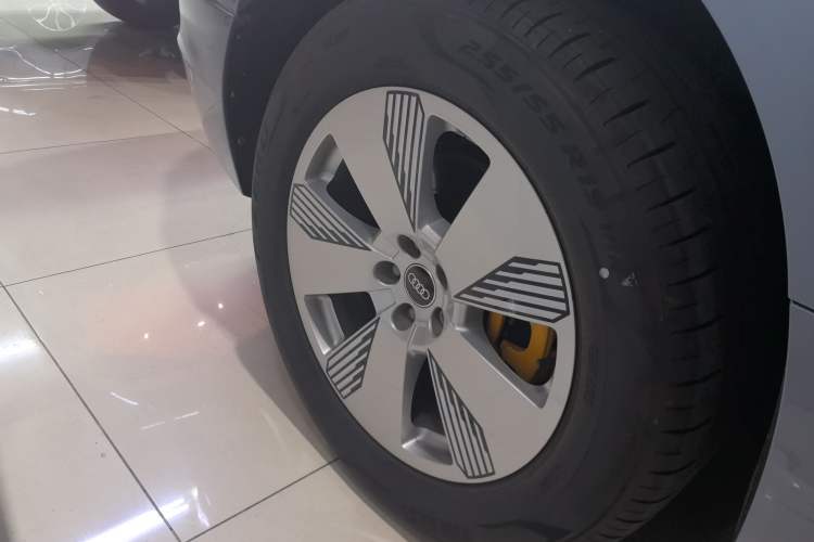 Used Audi e-tron 2021 50 quattro Luxury Edition Right Rear Wheel Hub