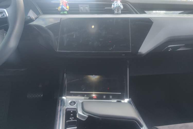Used Audi e-tron 2021 50 quattro Prestige Edition Audio And AC Panel