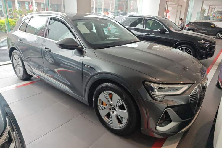 Used Audi e-tron 2021 50 quattro Luxury Edition Front Right 45 Deg