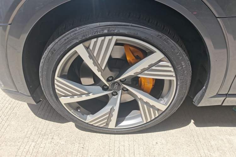 Used Audi e-tron 2021 50 quattro Luxury Edition Left Front Wheel Hub