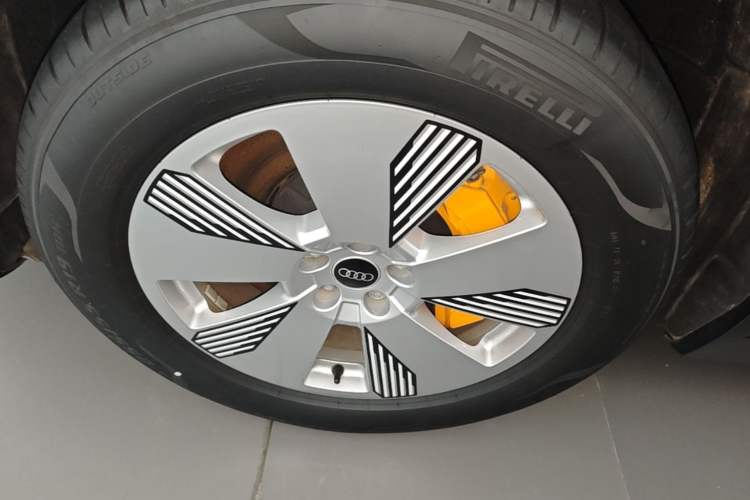 Used Audi e-tron 2021 50 quattro Luxury Edition Left Front Wheel Hub