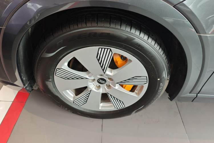 Used Audi e-tron 2021 50 quattro Luxury Edition Left Front Wheel Hub