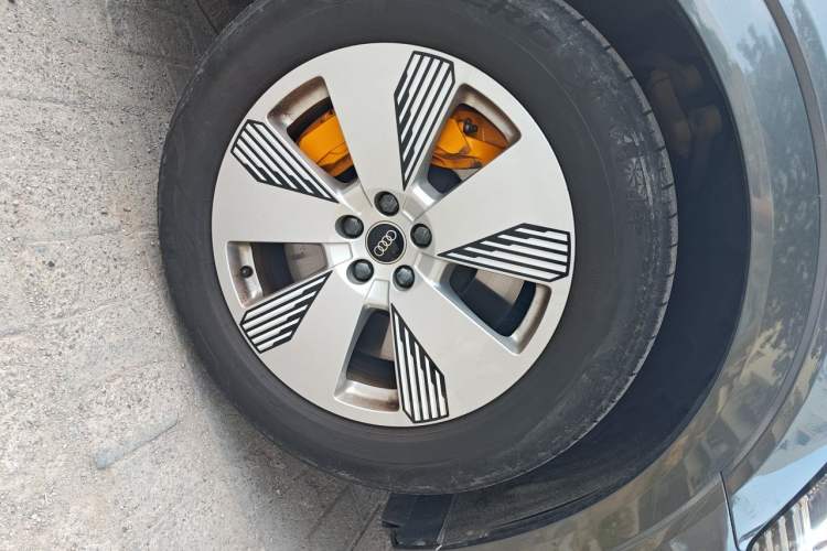 Used Audi e-tron 2021 50 quattro Luxury Edition Right Front Wheel Hub