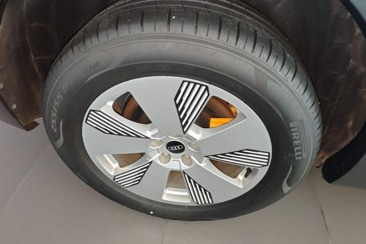 Used Audi e-tron 2021 50 quattro Luxury Edition Right Rear Wheel Hub