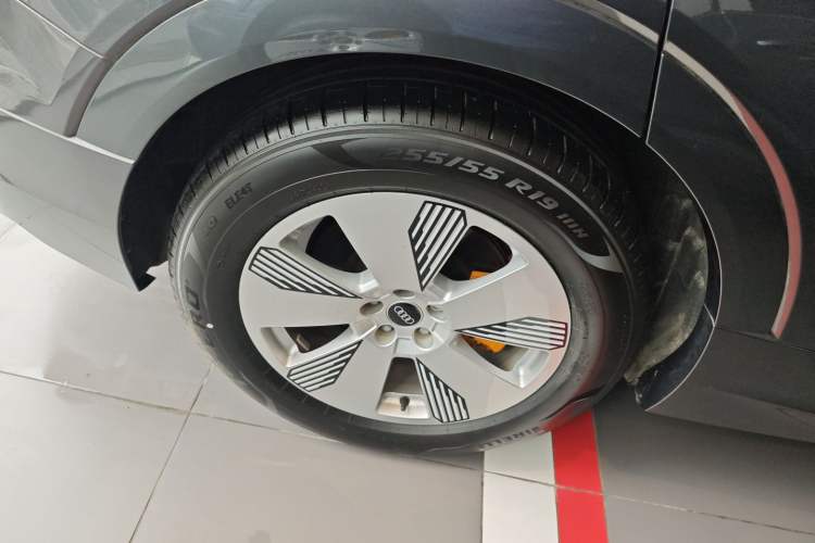 Used Audi e-tron 2021 50 quattro Luxury Edition Right Rear Wheel Hub